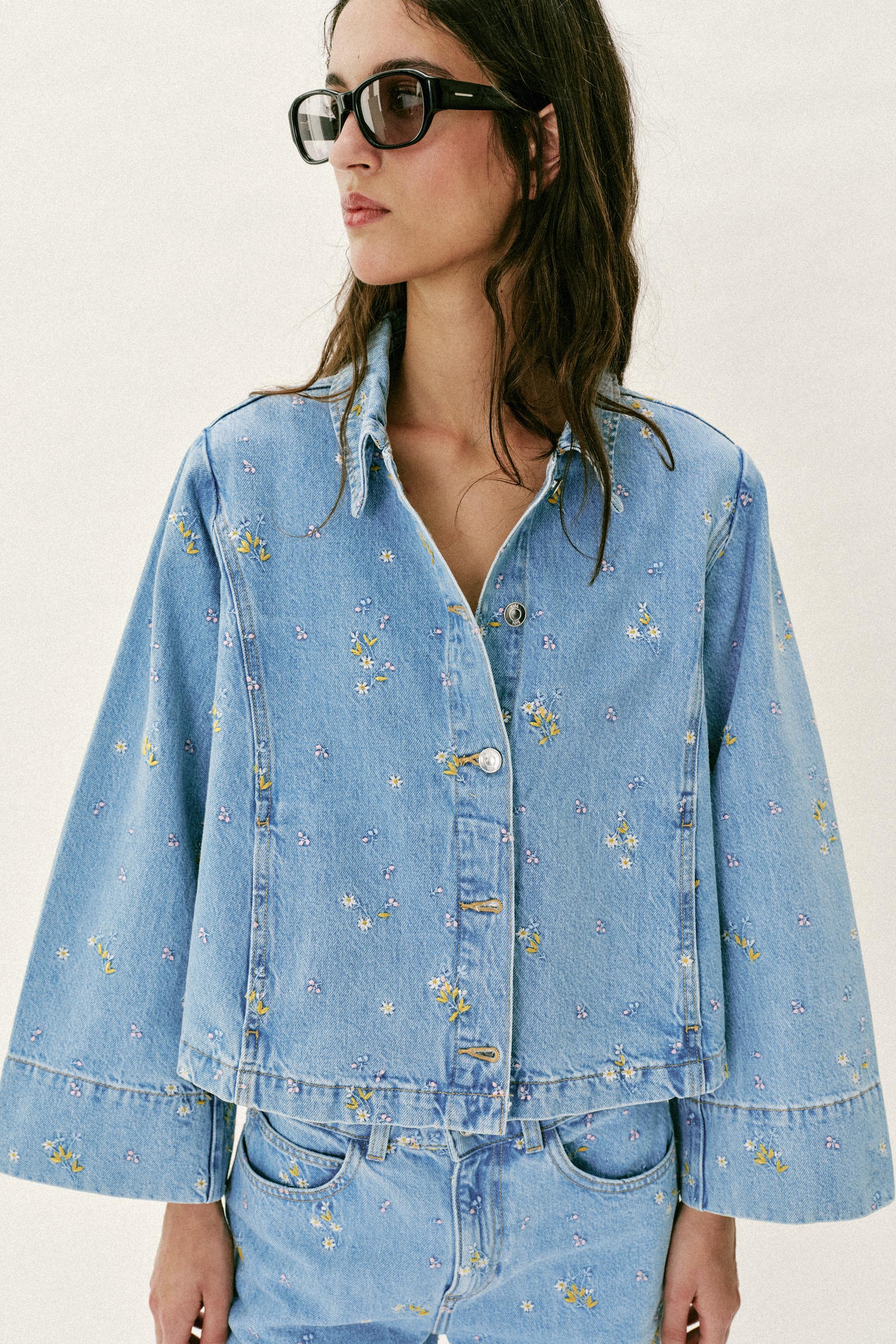 BLOUSON Z1975 EN DENIM À FLEURS BRODÉES